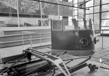 836542 Afbeelding van de mockup van de stuurstand van een electrisch treinstel mat. 1946 op de stand van de N.S. op de ...